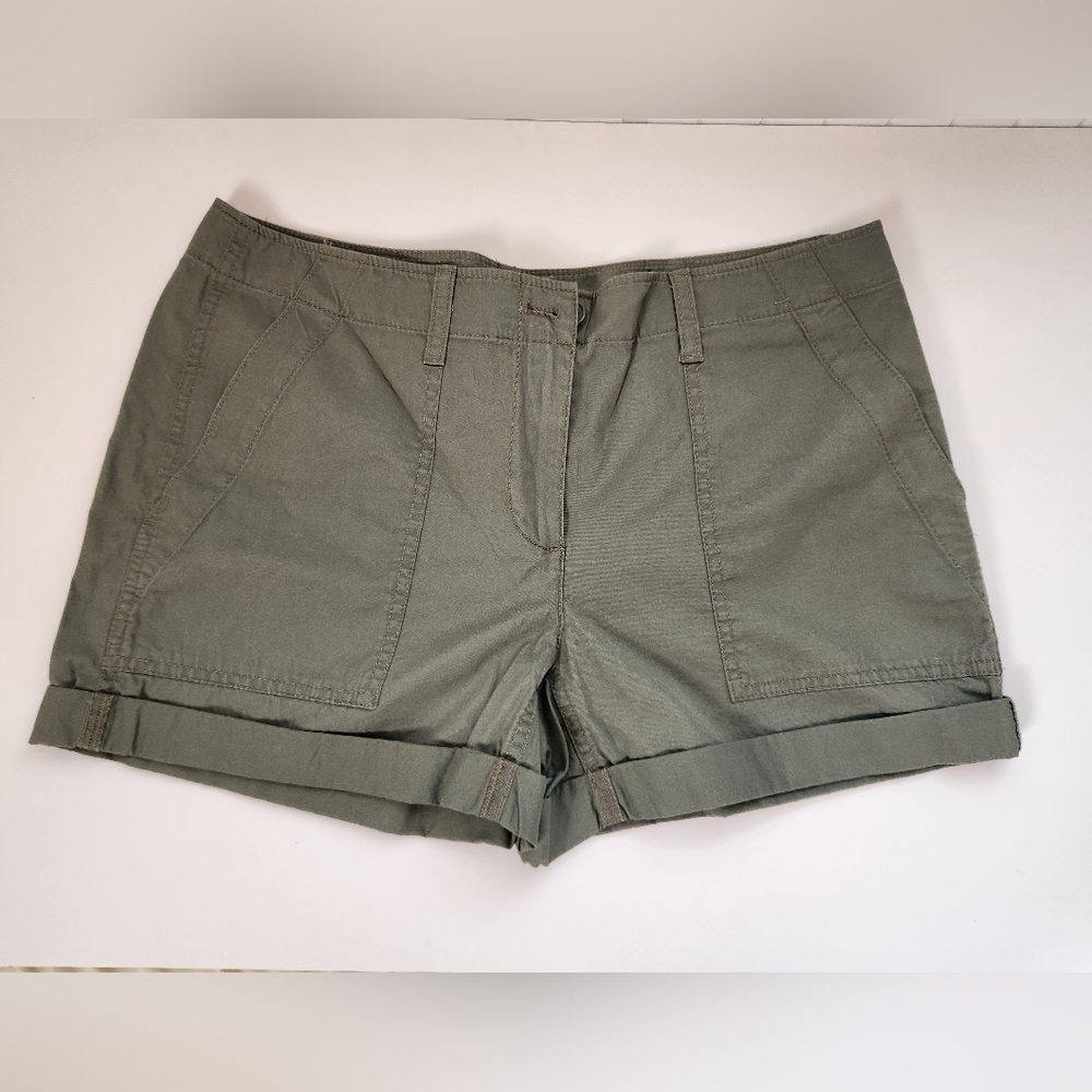 NWT LOFT Outlet Cuffed Cargo Shorts in Green